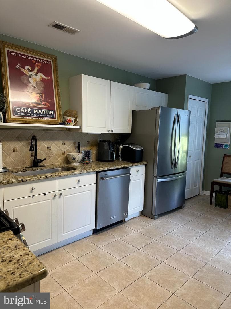 203 Oaktree Court photo 3