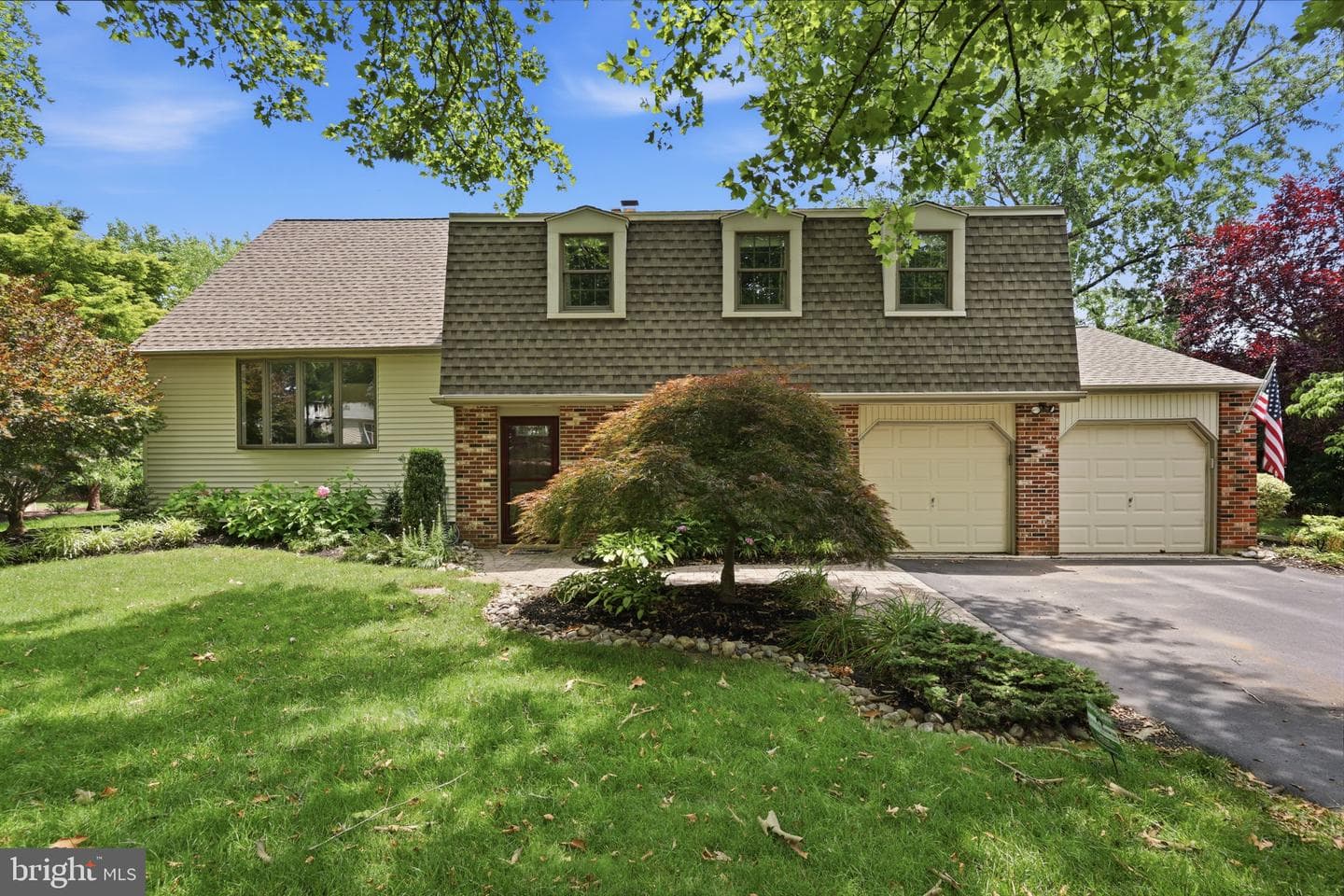 572 Sterling Street photo 3