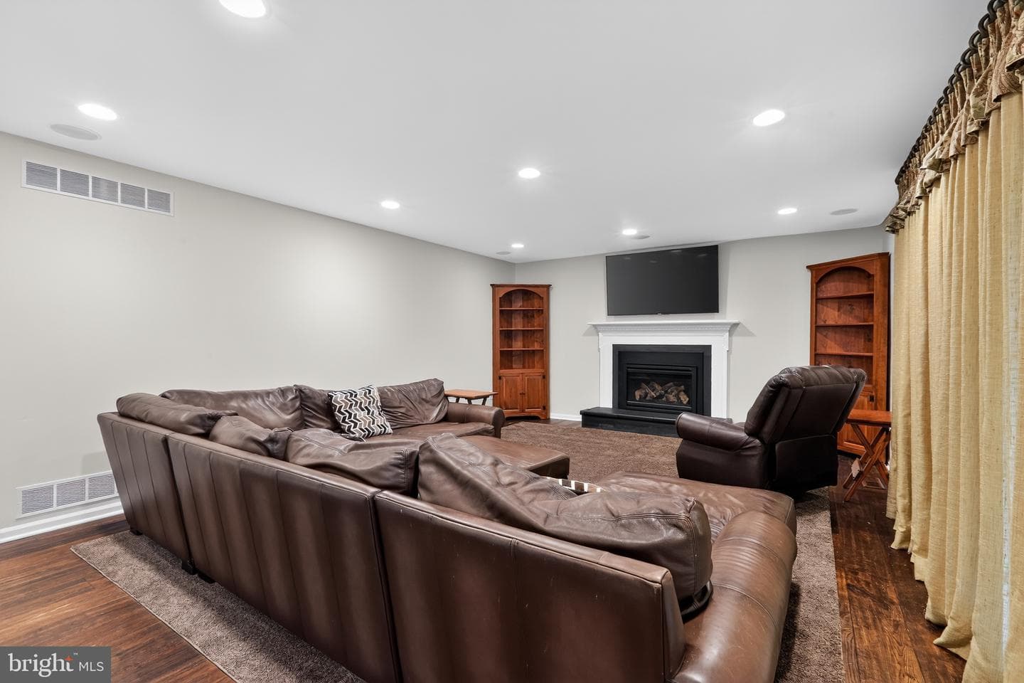 6 Jennifer photo 15