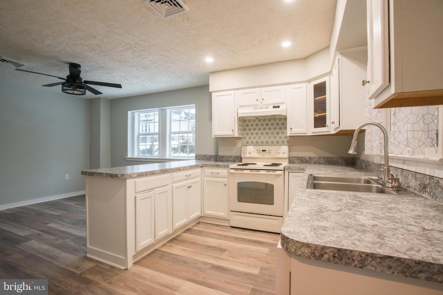99 E Perry Street photo 6