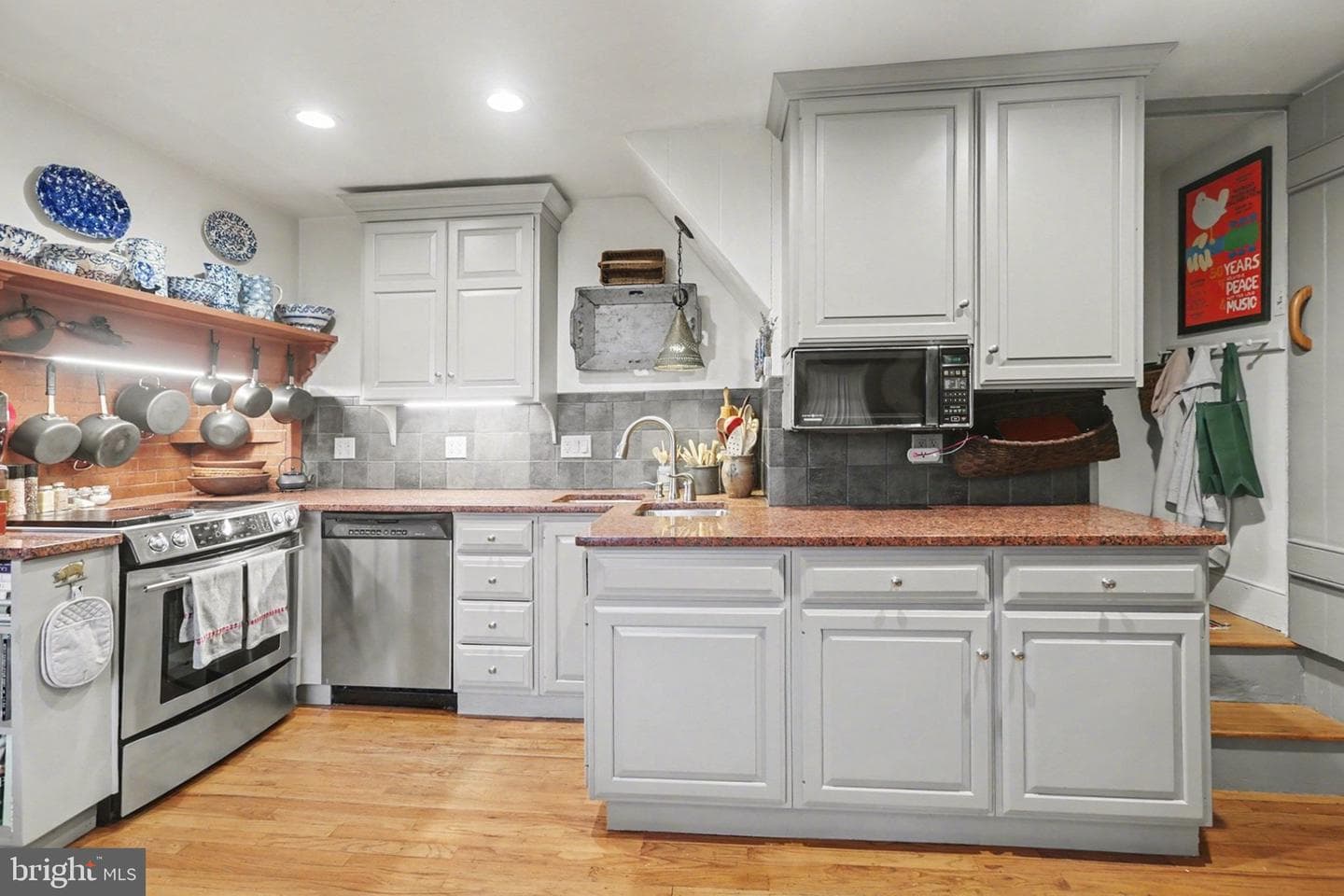 136 W Pomfret Street photo 16