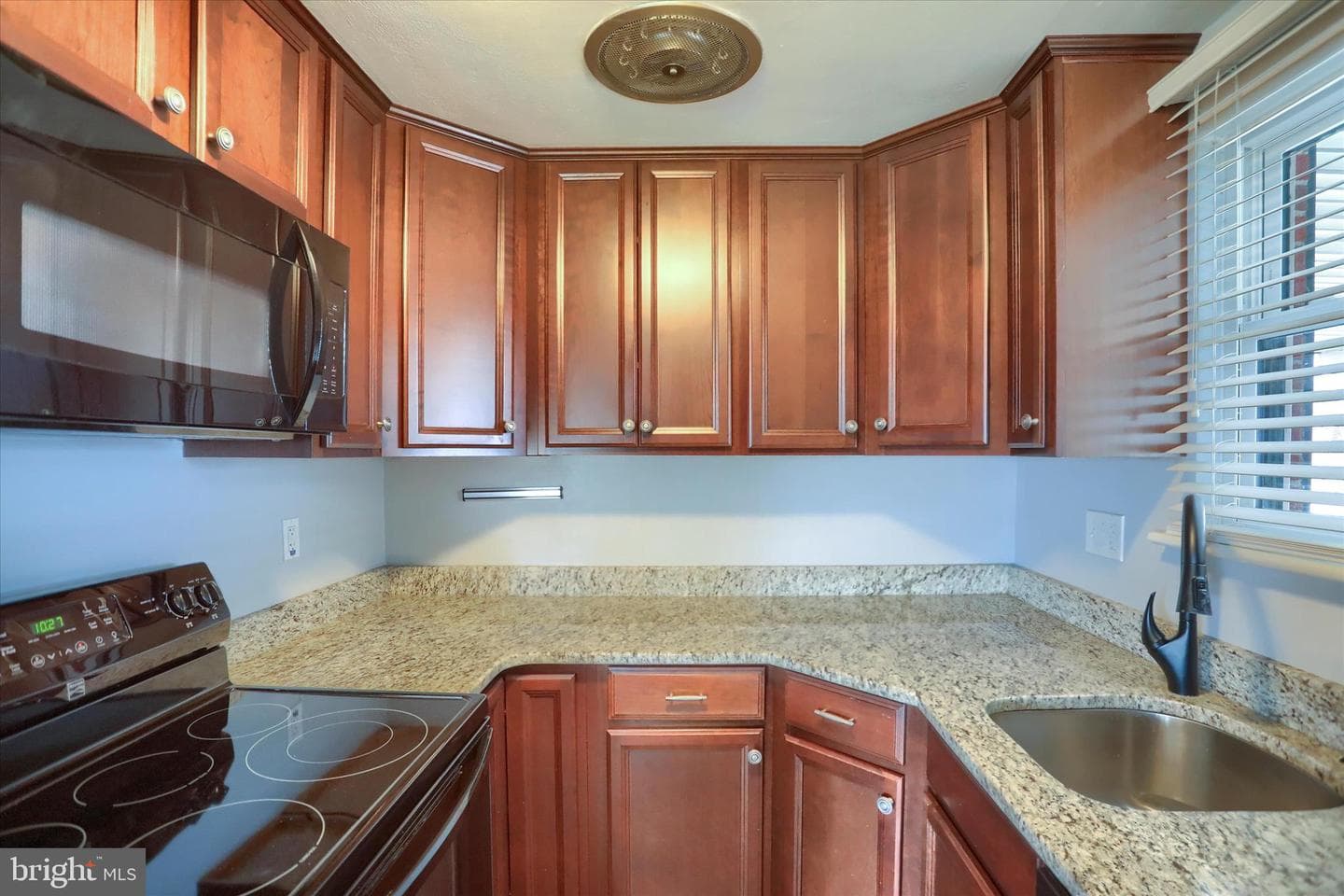 550 Walton Street photo 15