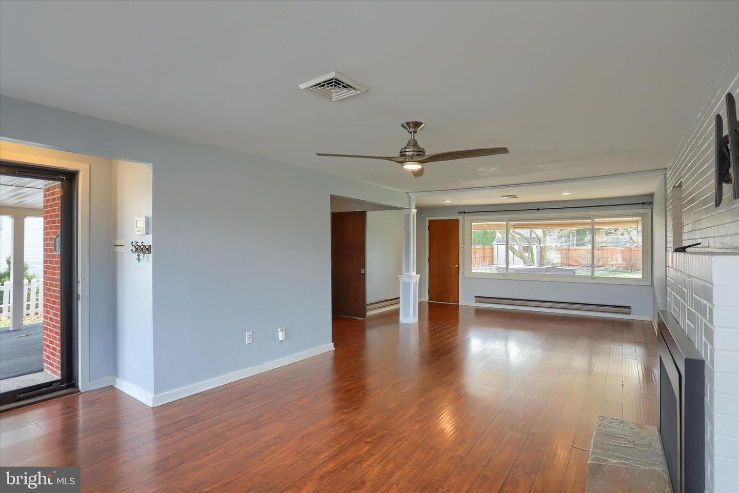 550 Walton Street photo 9