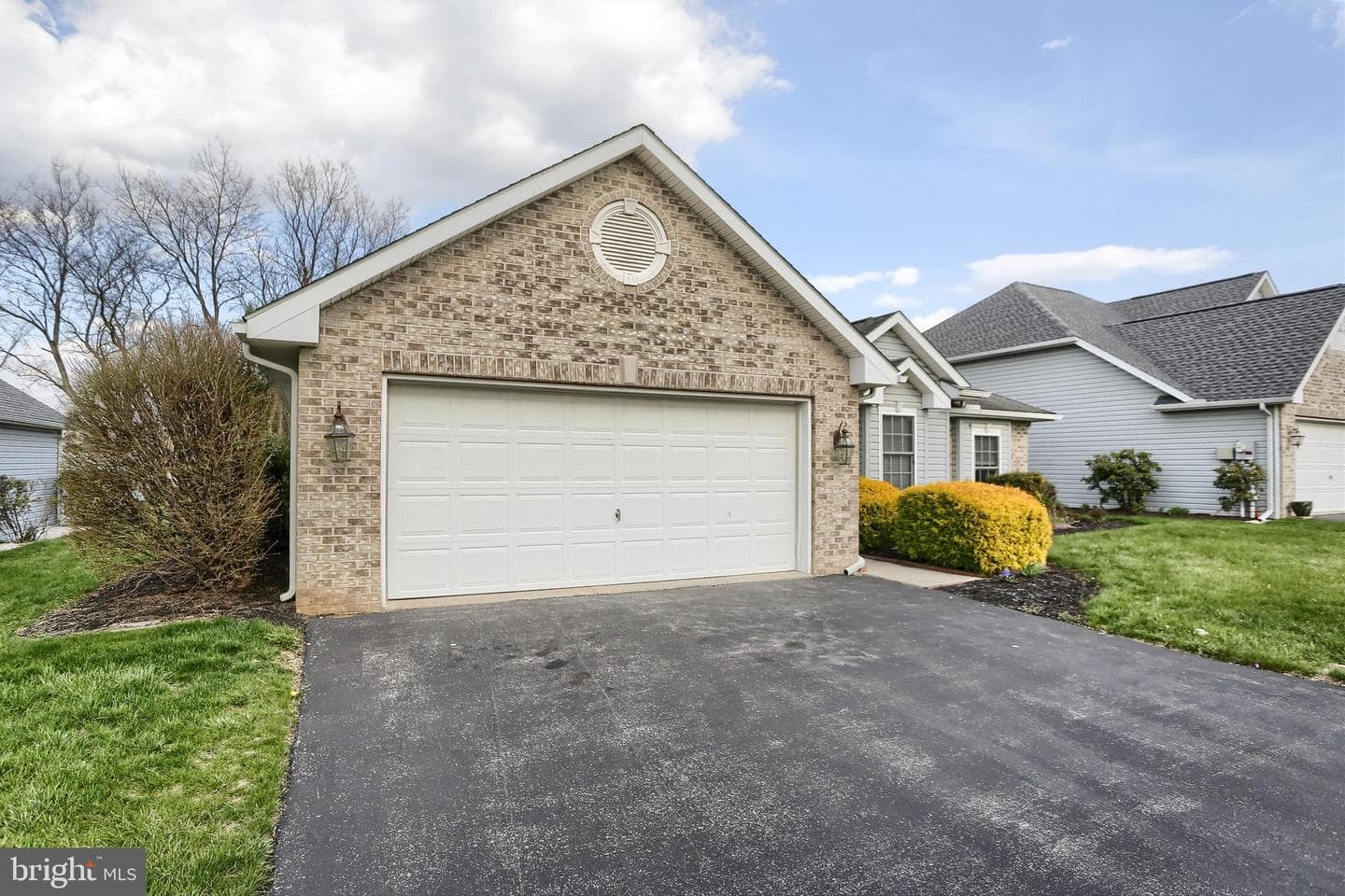 28 Longwood Drive photo 3