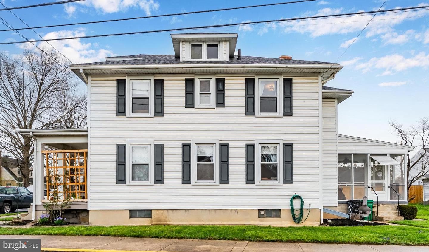 609 N East Street photo 23