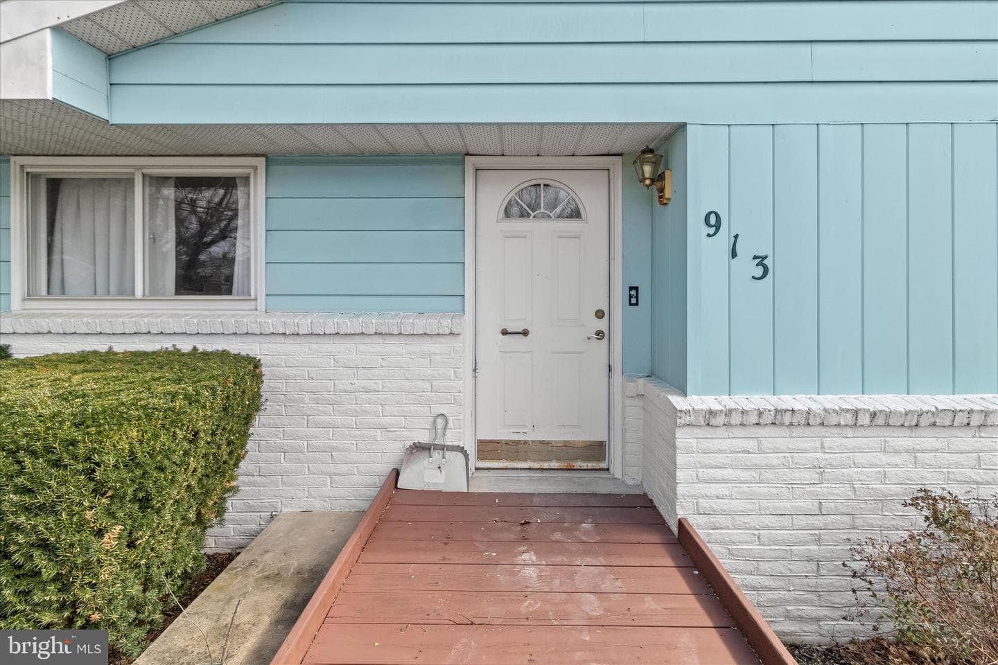 913 Gobin Street photo 3