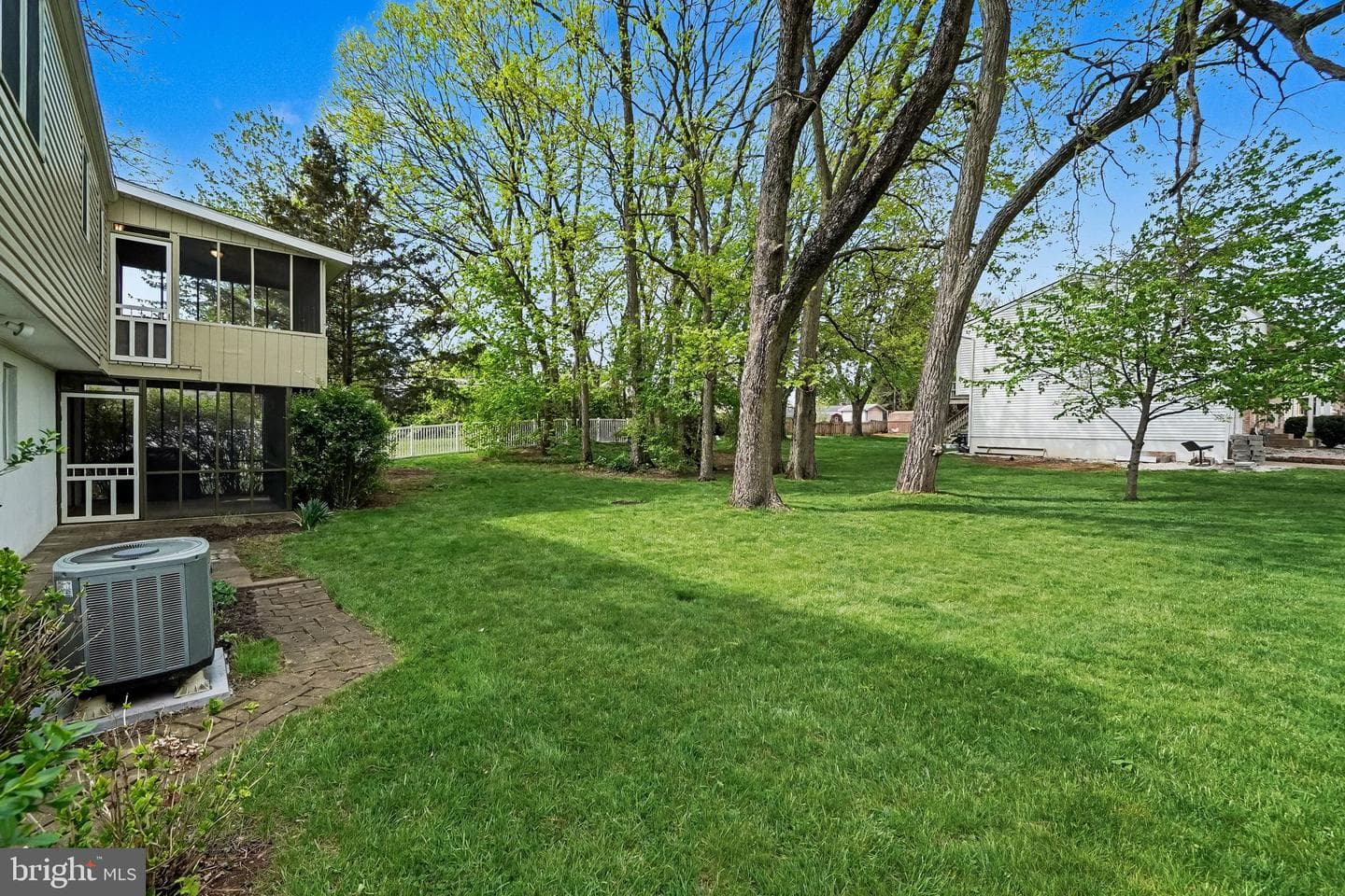 300 Thomas Drive photo 31