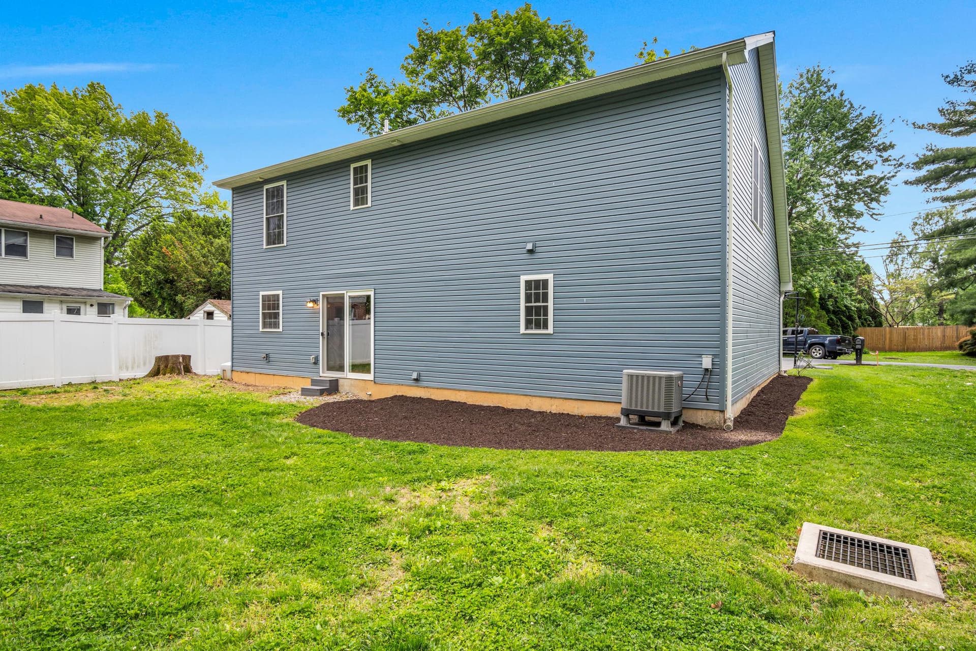 707 Belmont photo 25