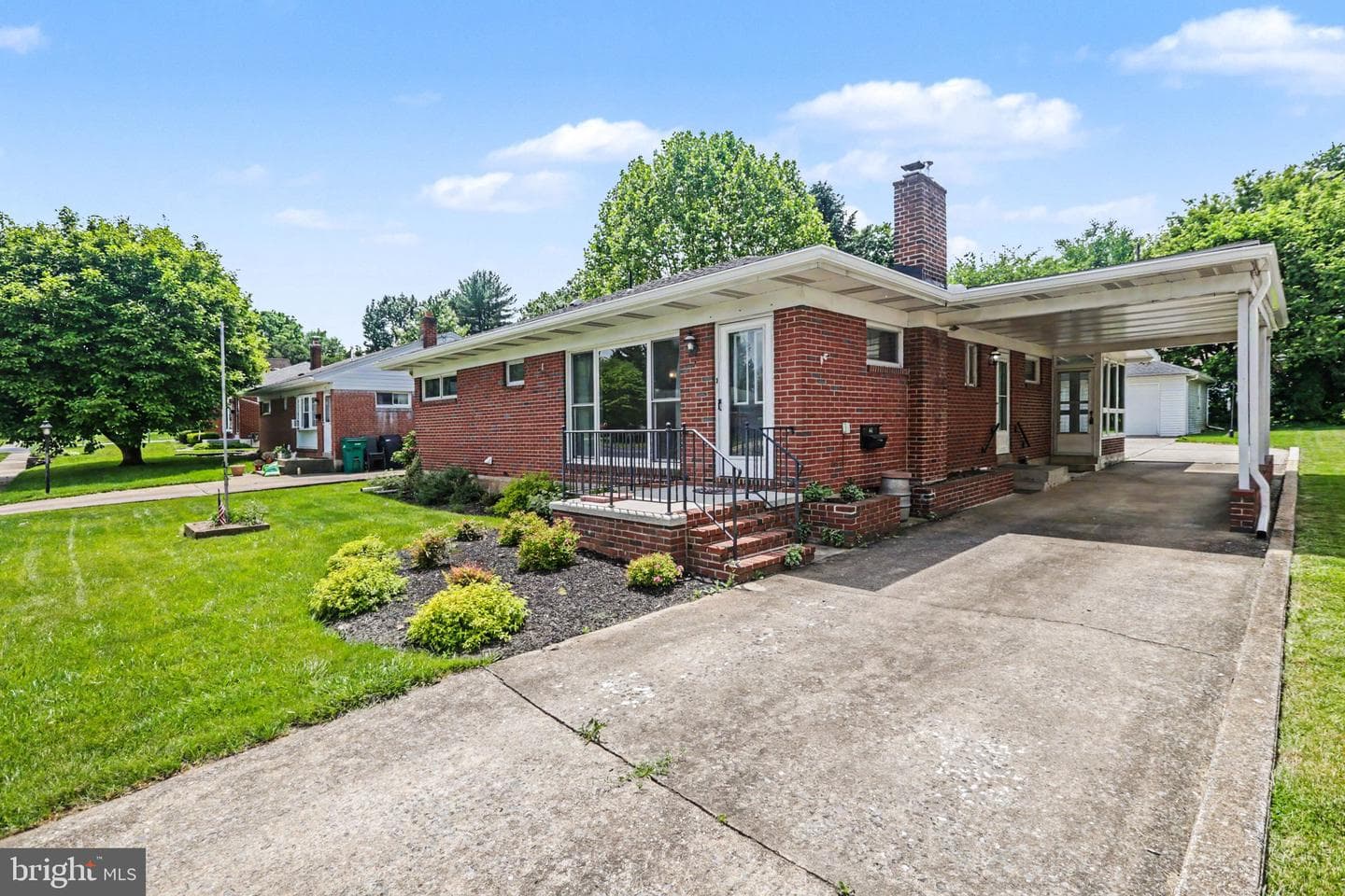 44 Oak Avenue photo 2
