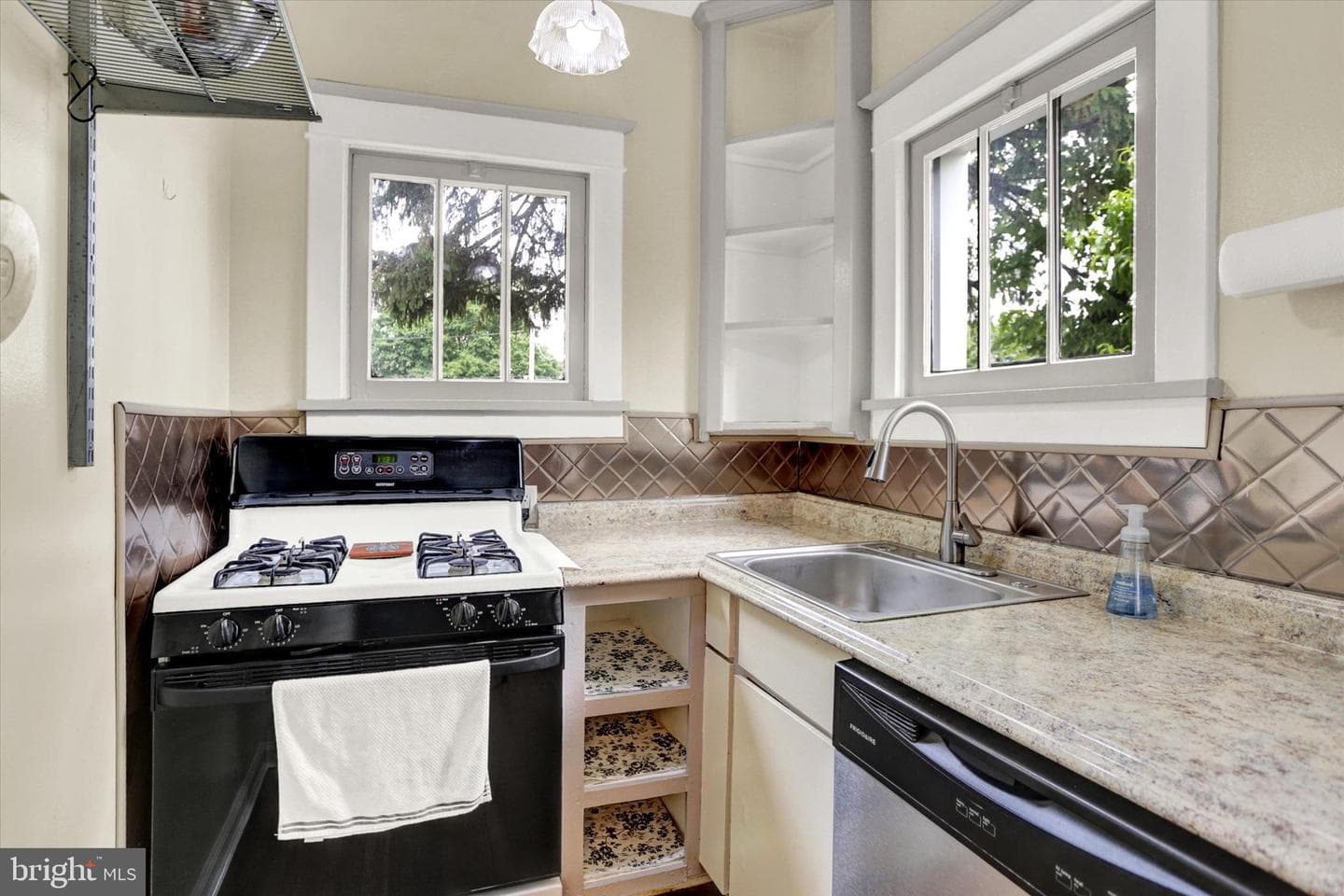 528 S Hanover Street photo 16