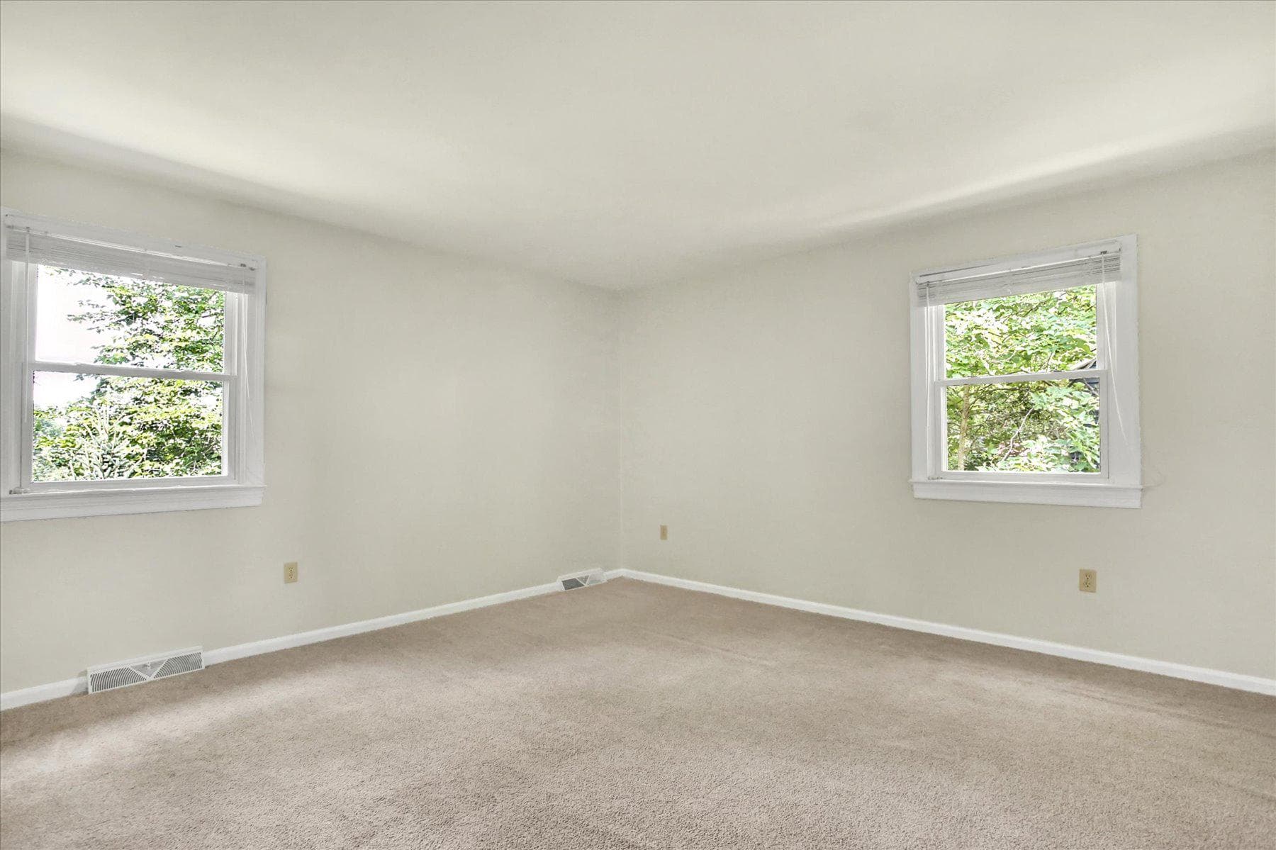 470 Woodcrest Drive photo 29