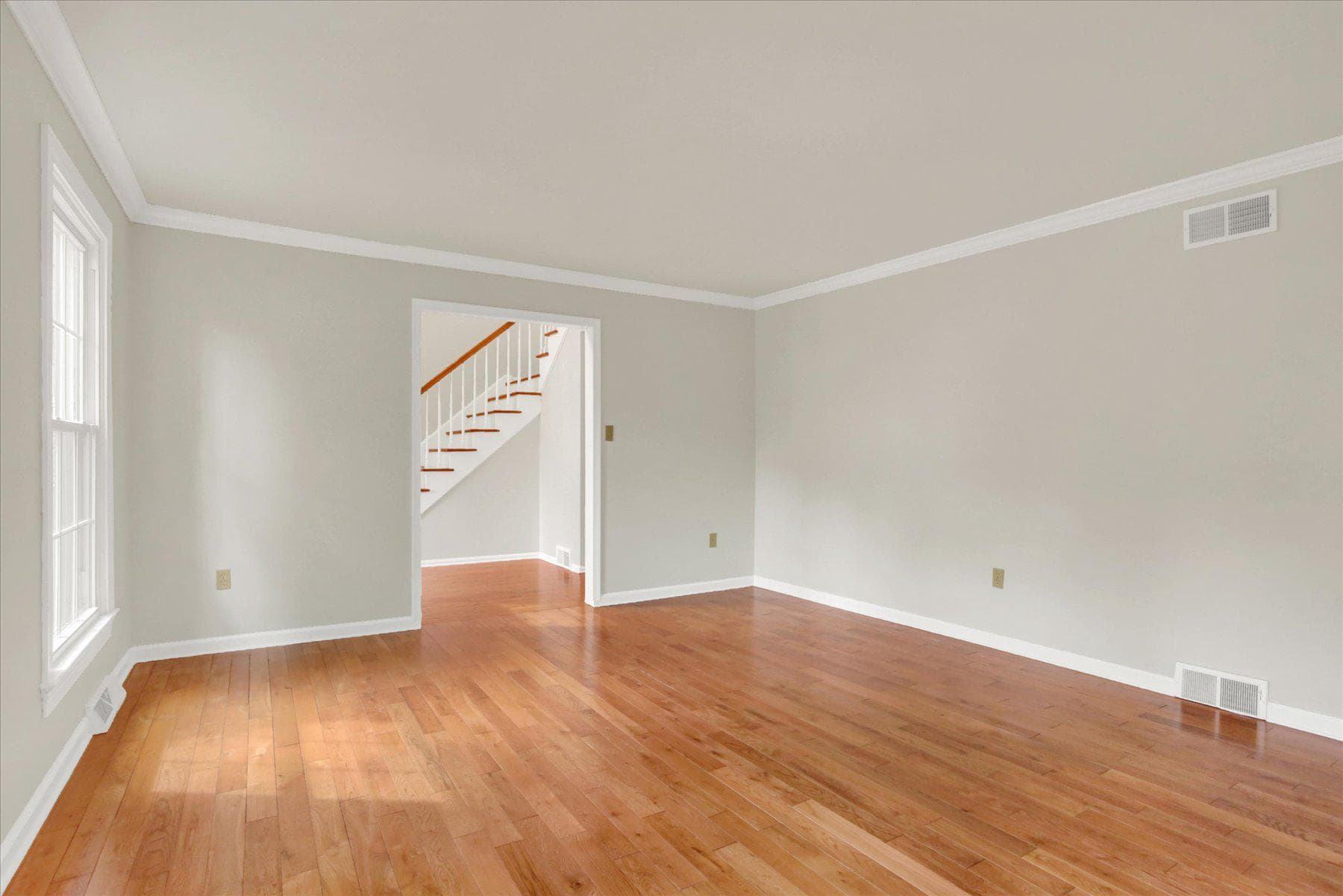 470 Woodcrest Drive photo 5