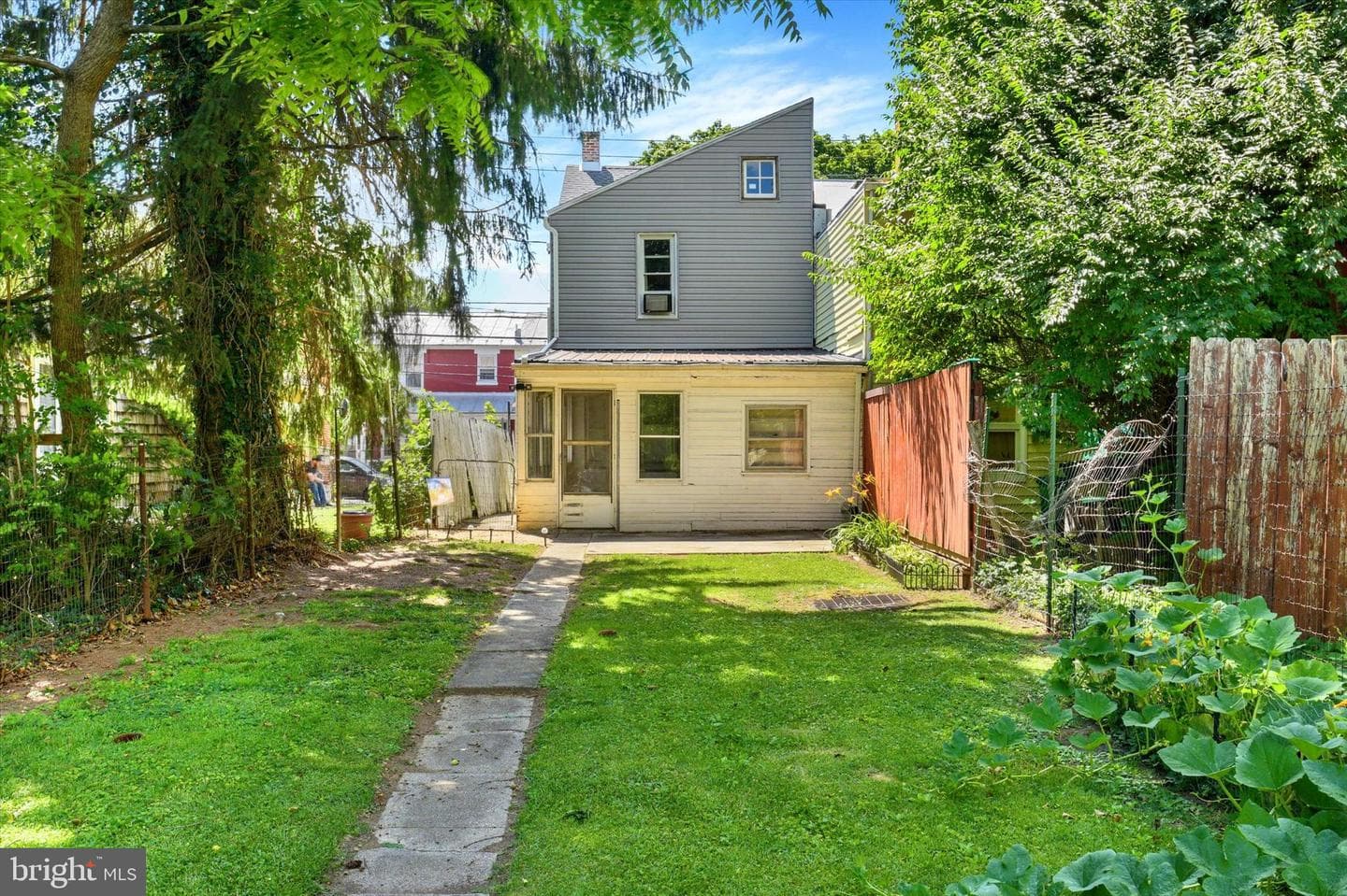 139 N East St photo 19