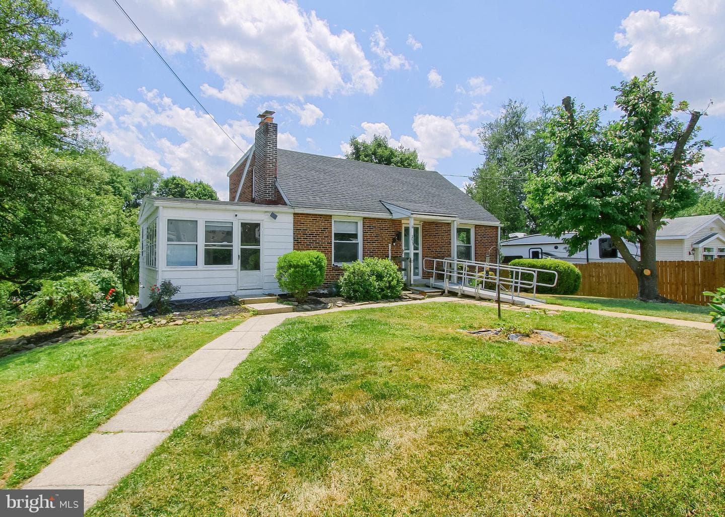 2029 Clarendon St photo 3