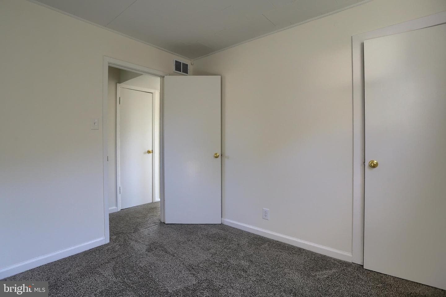 204 S Locust Street photo 17