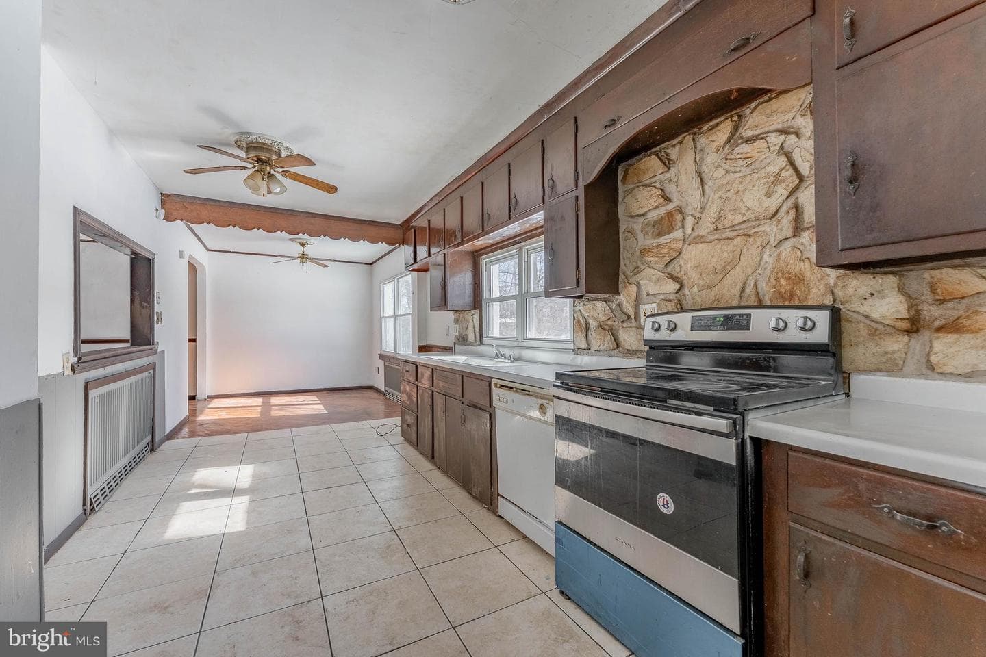390 Mary St photo 15