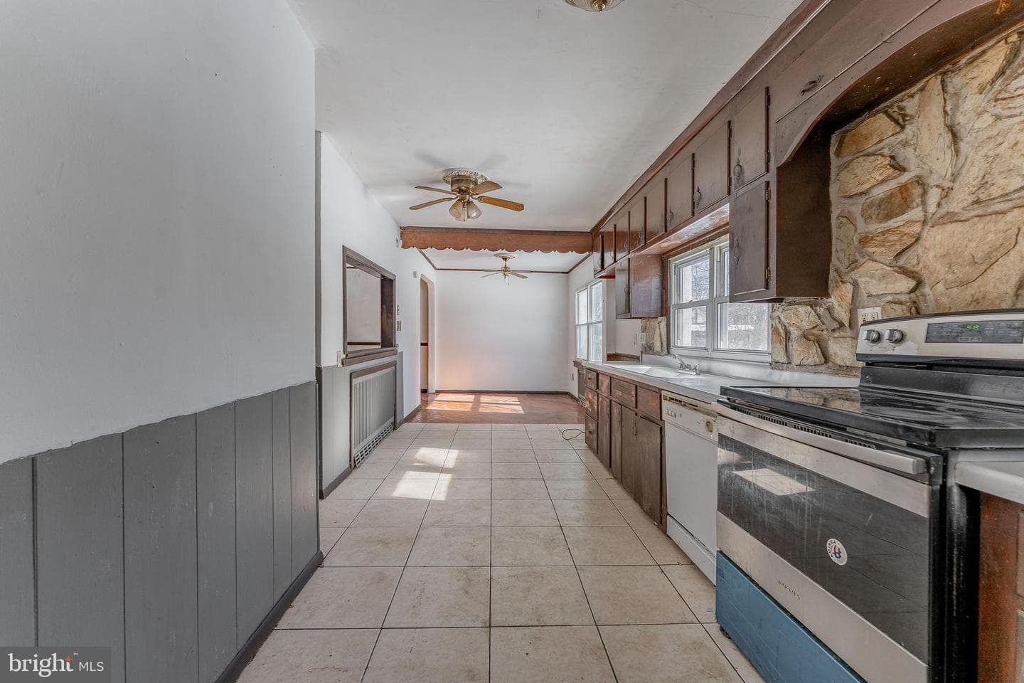 390 Mary St photo 16