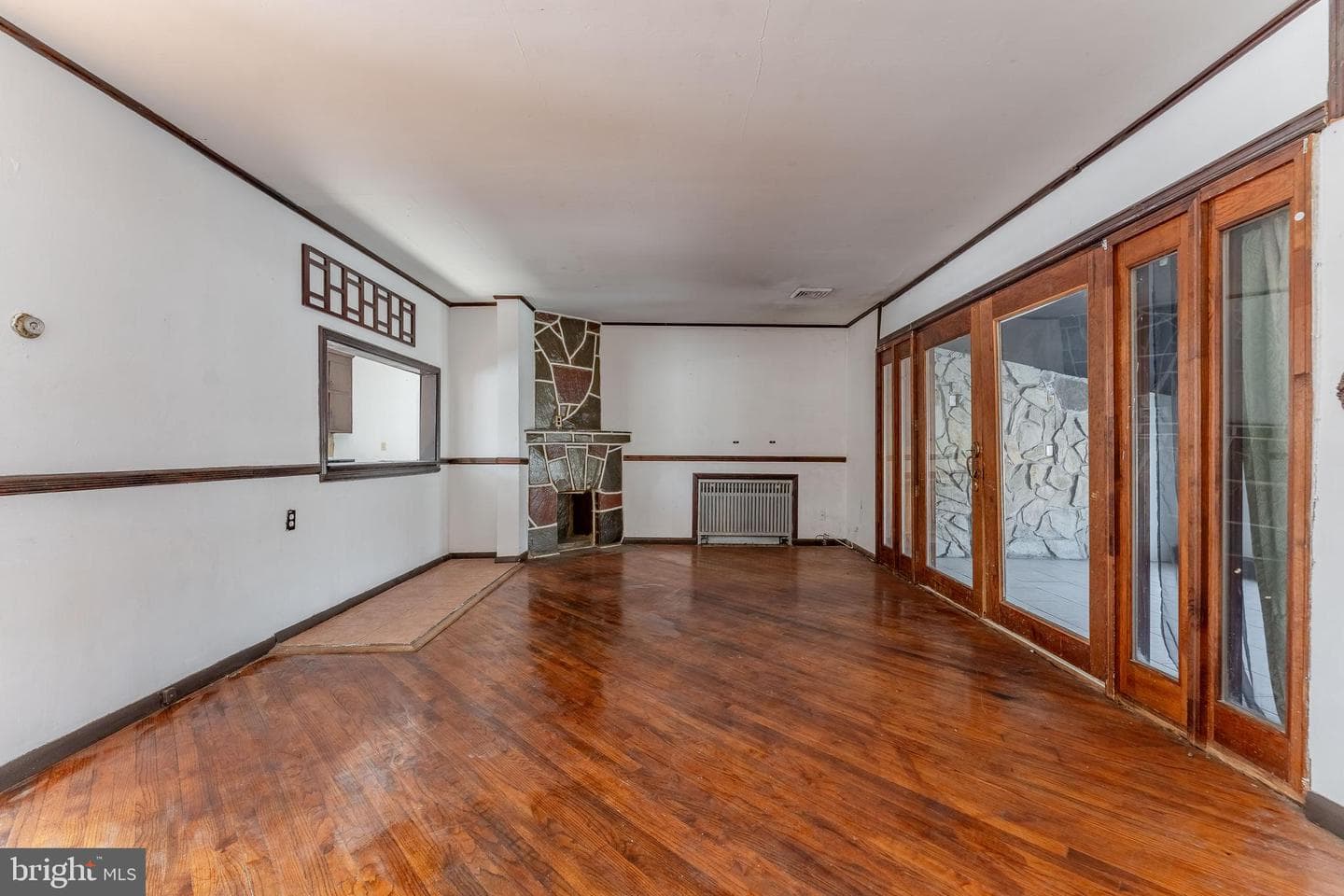 390 Mary St photo 24