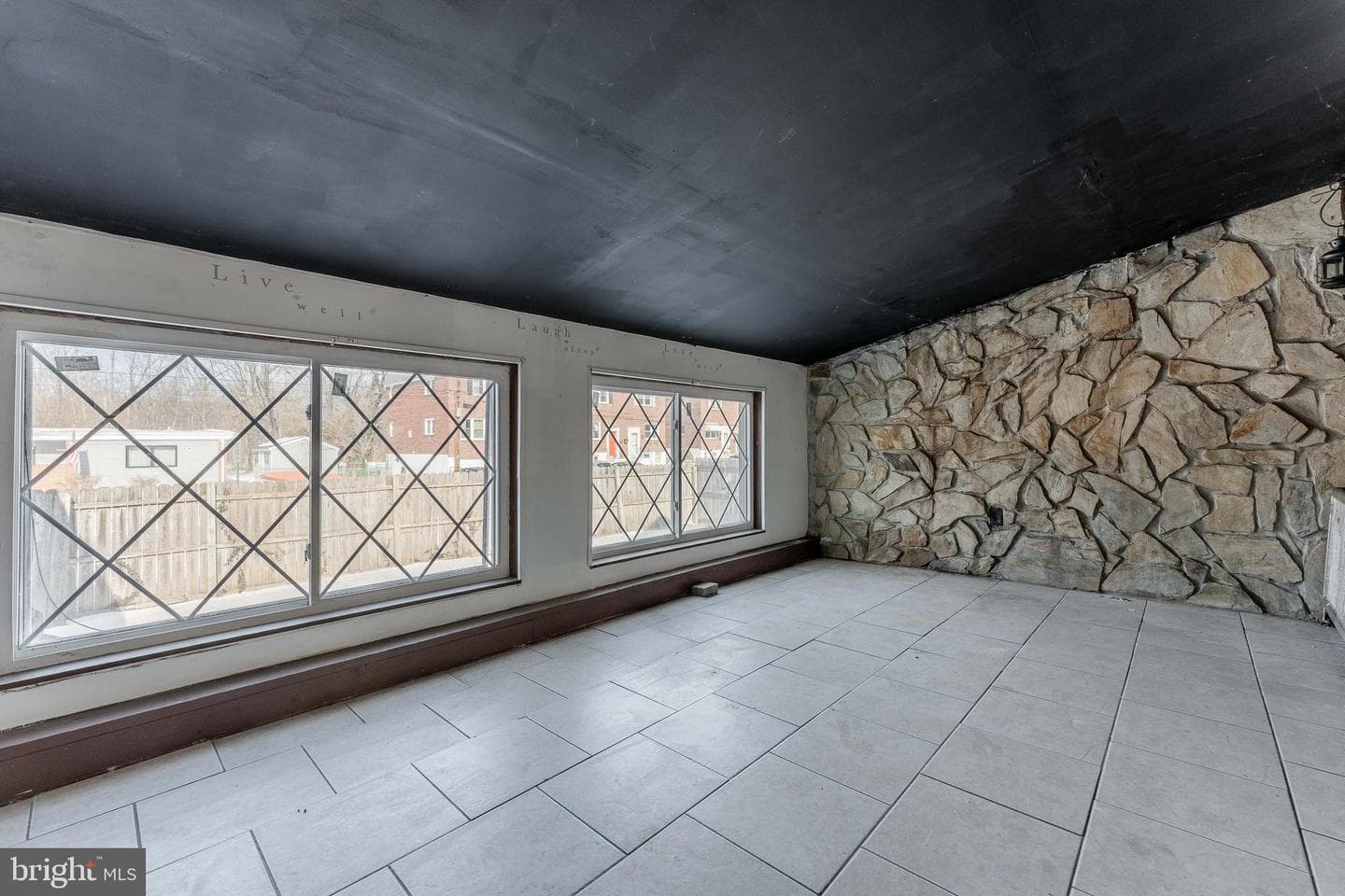 390 Mary St photo 29