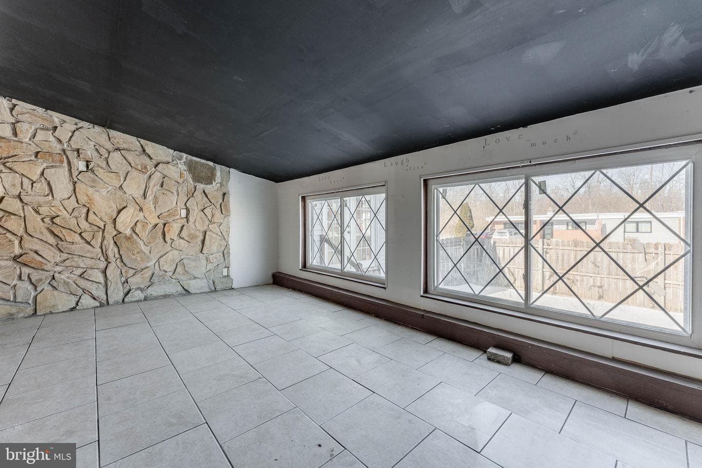 390 Mary St photo 31