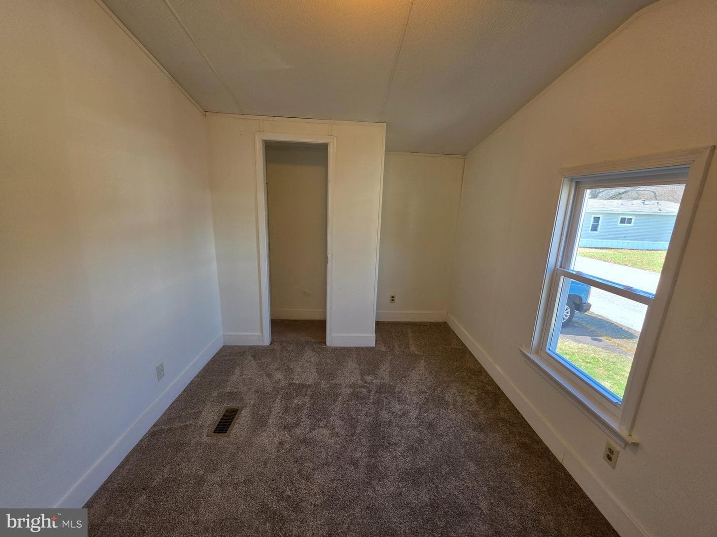 864 Aspen Avenue photo 3