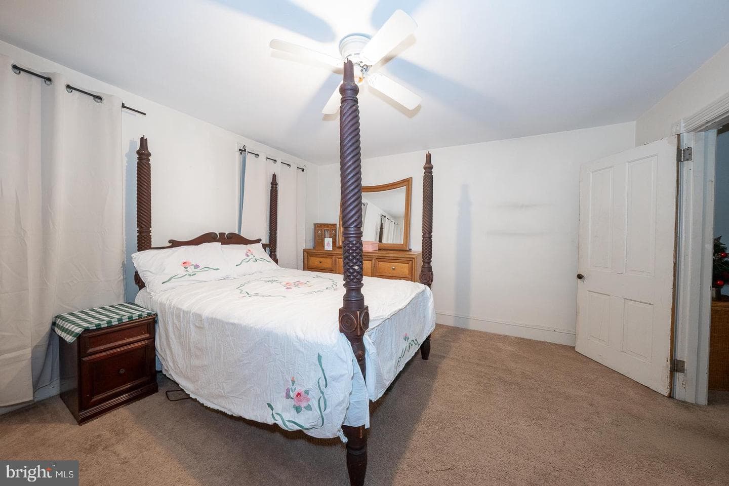 40 Grove Avenue photo 15