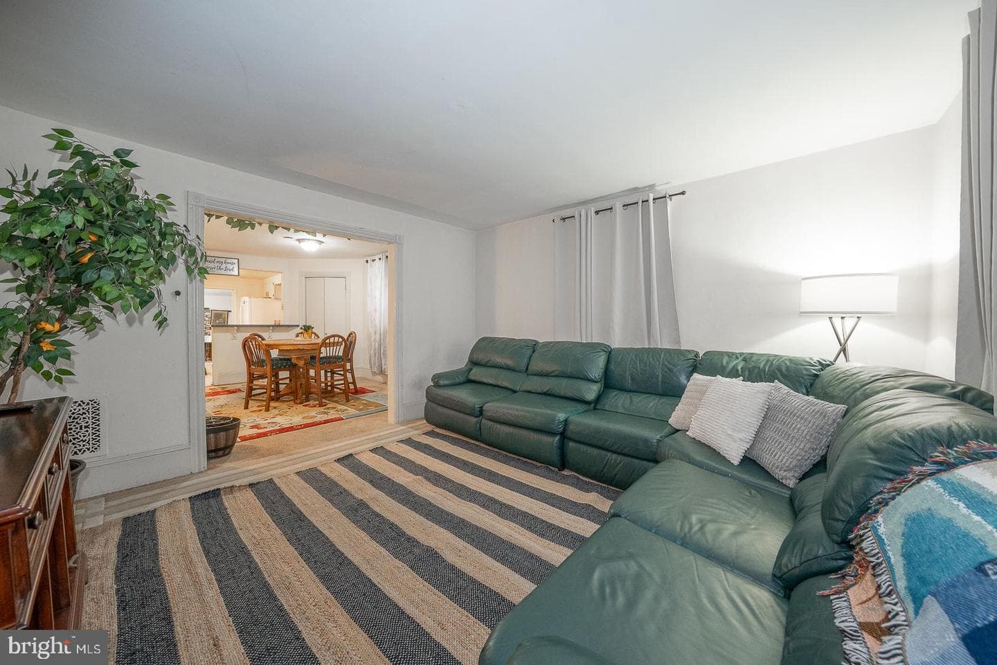 40 Grove Avenue photo 5
