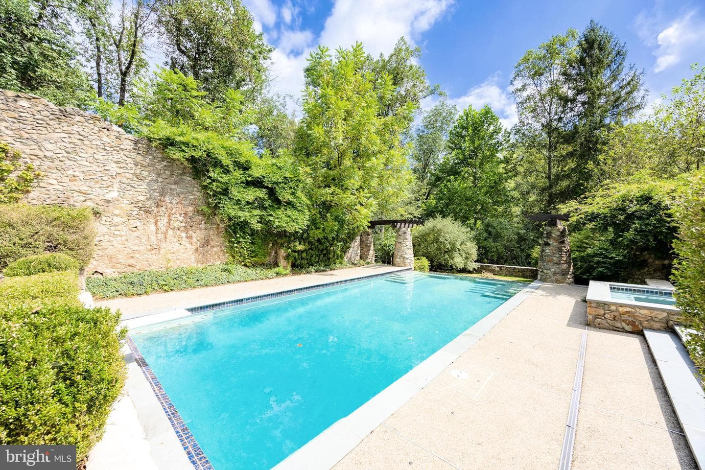 580 Reeds Road photo 4