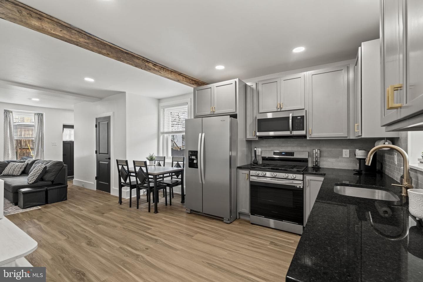 406 W Chestnut Street photo 9