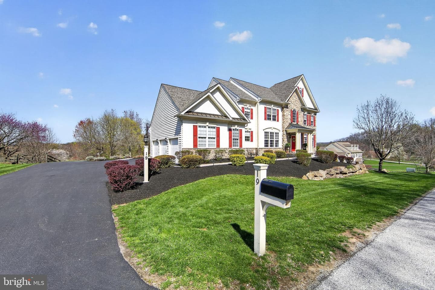 19 Steepleview Drive photo 4