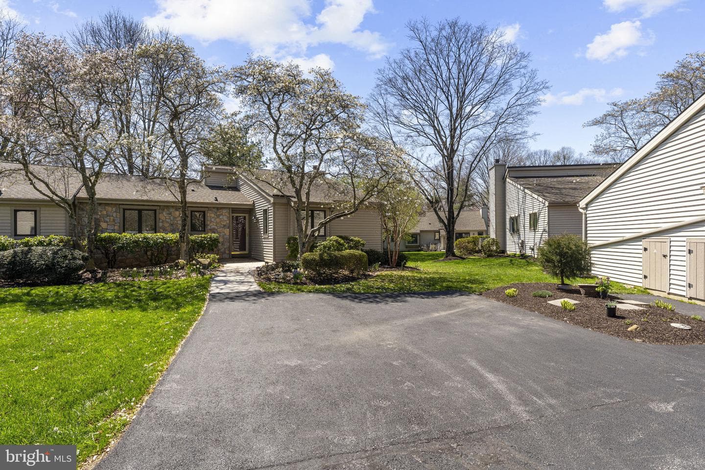 483 Eaton Way photo 4