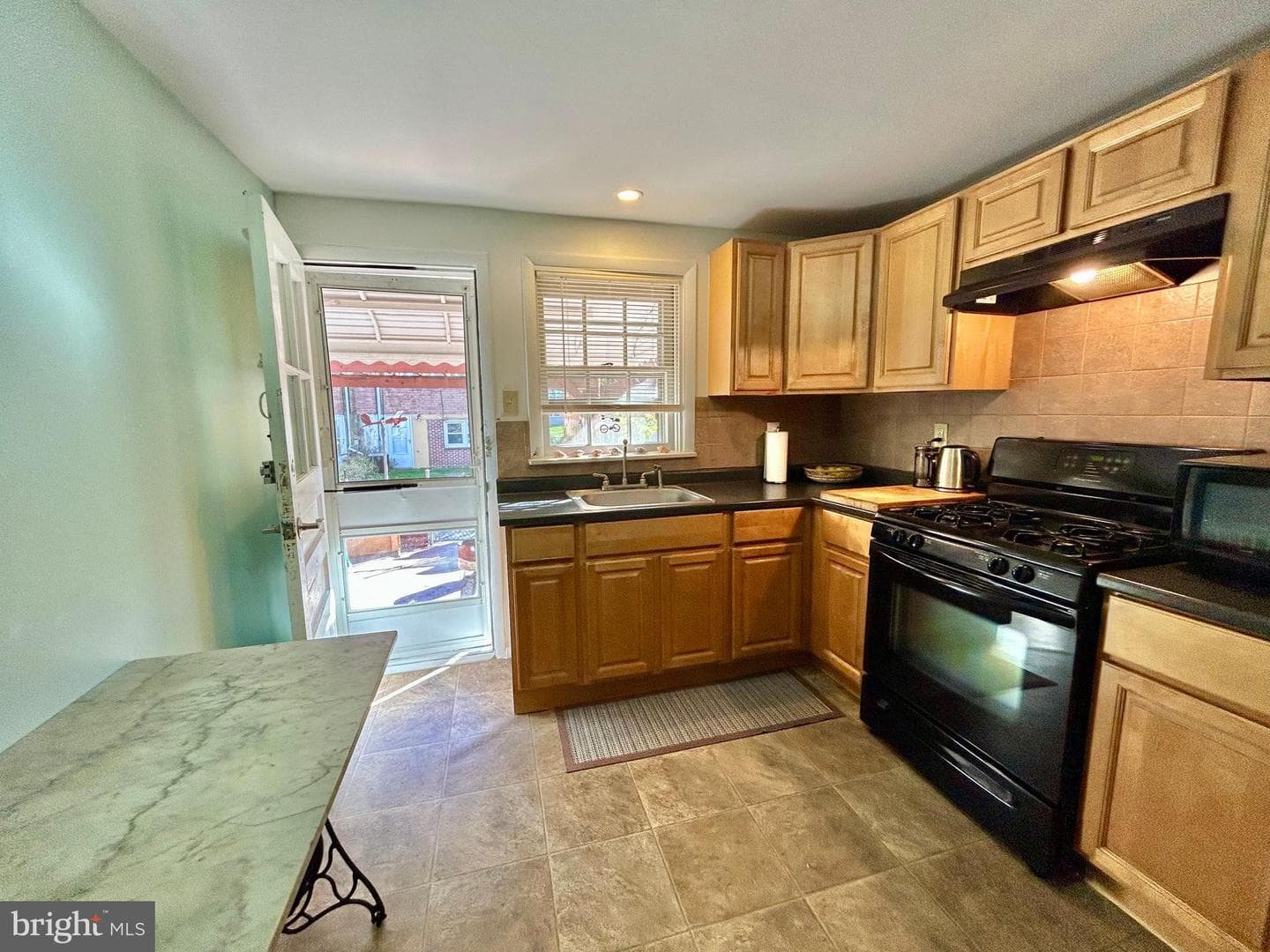 898 Woodlawn Avenue photo 4