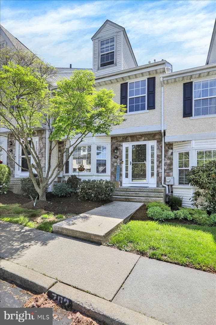 702 Coventry Pointe Lane photo 2