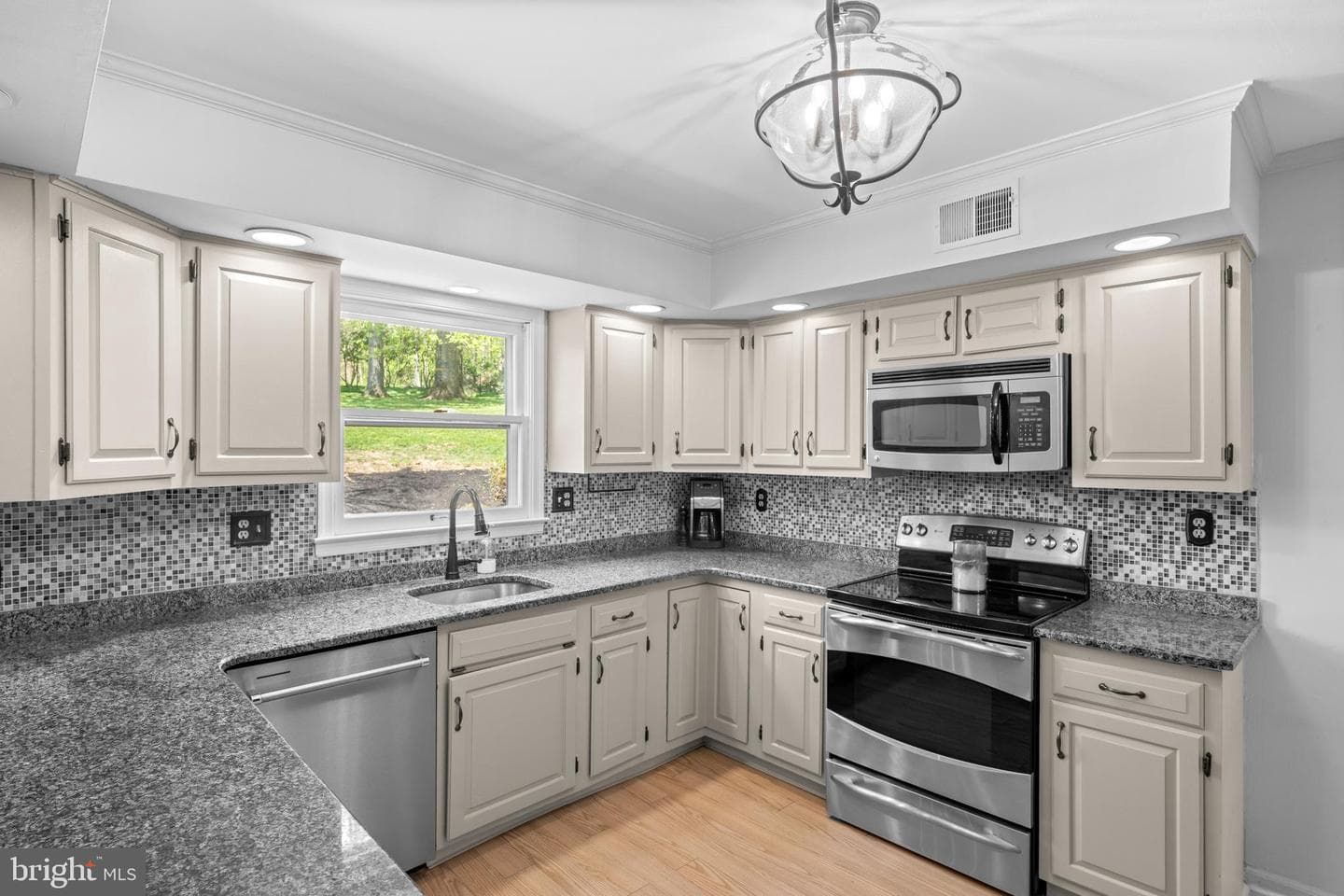 1064 Beaumont Road photo 8