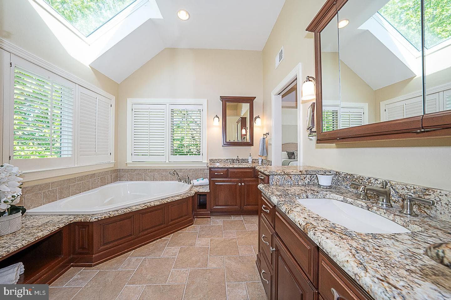30 Spring Hill Lane photo 36