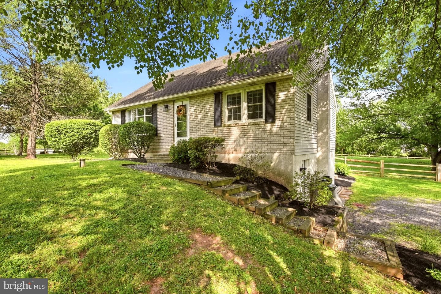 60 Roberts Circle photo 3