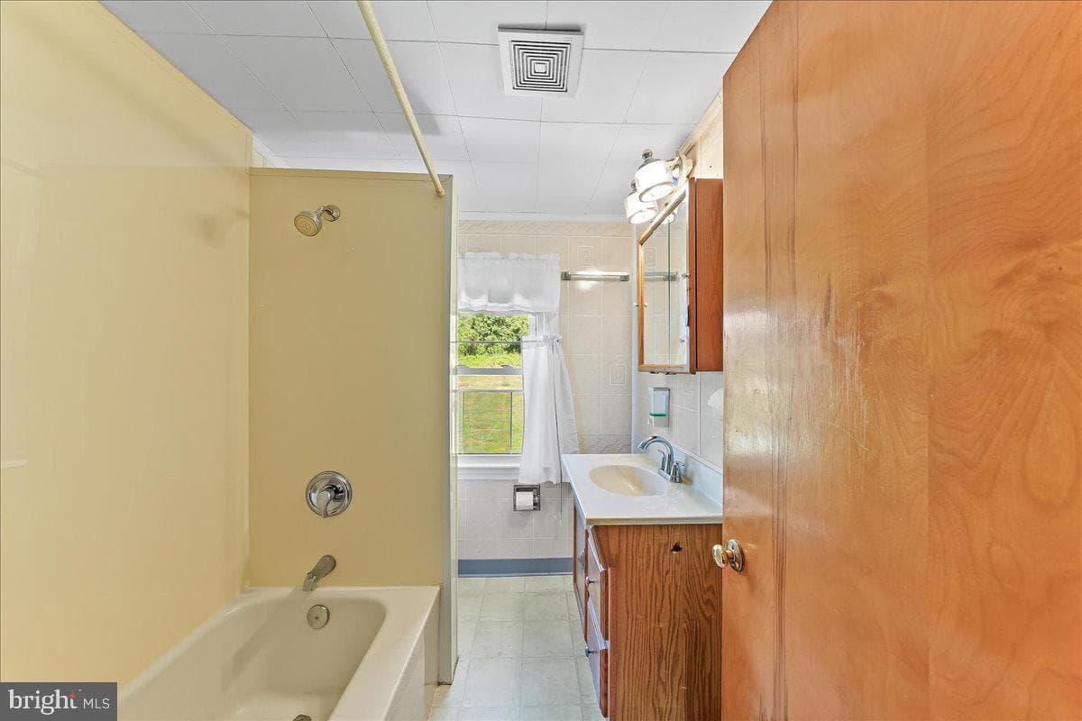 713 Charles Street photo 11