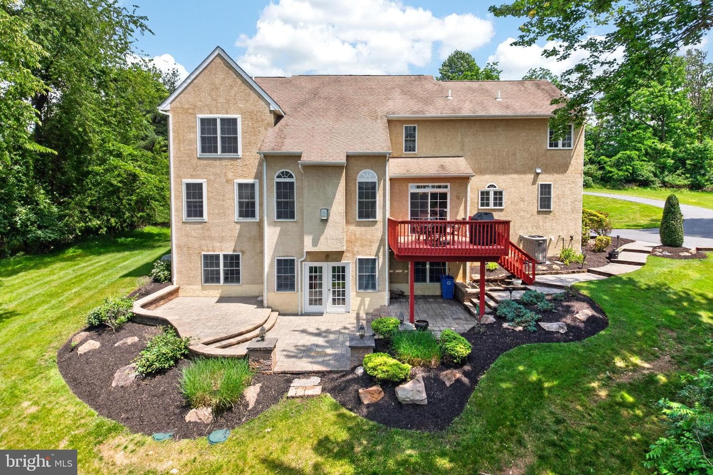 904 Victoria Court photo 4