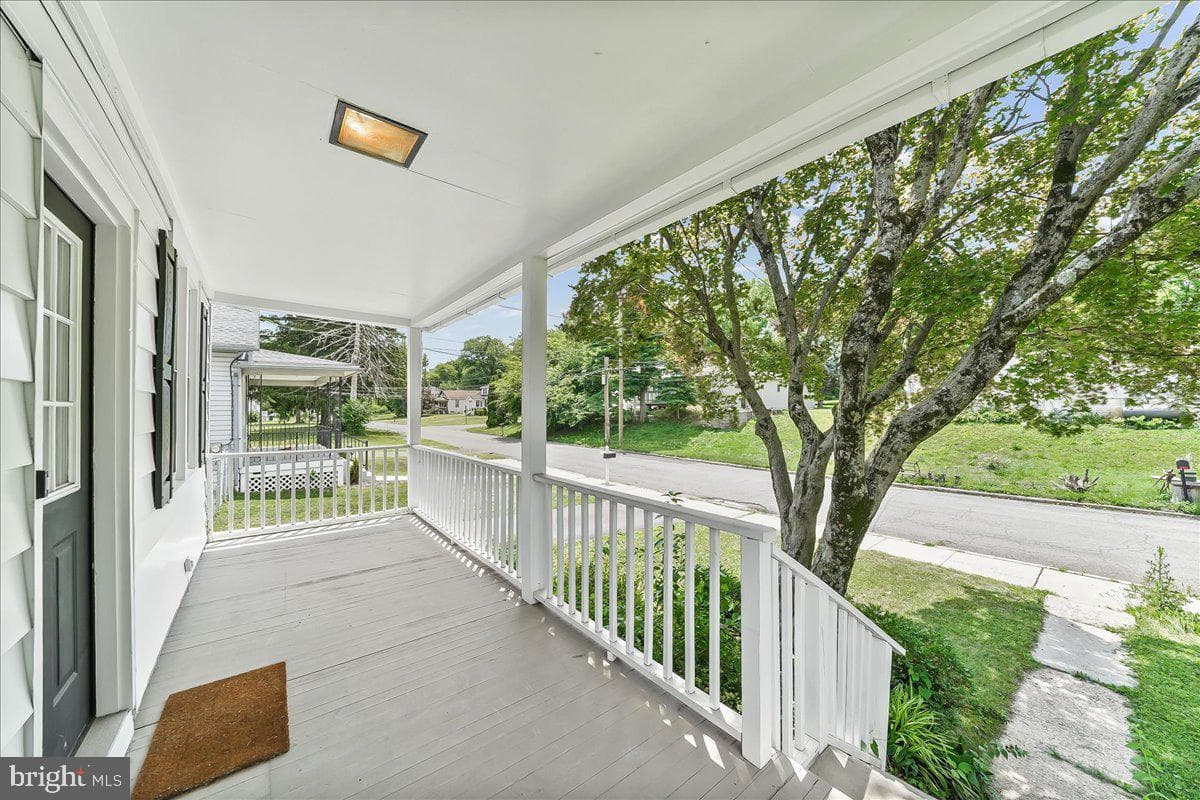 1019 Riverside Drive photo 3
