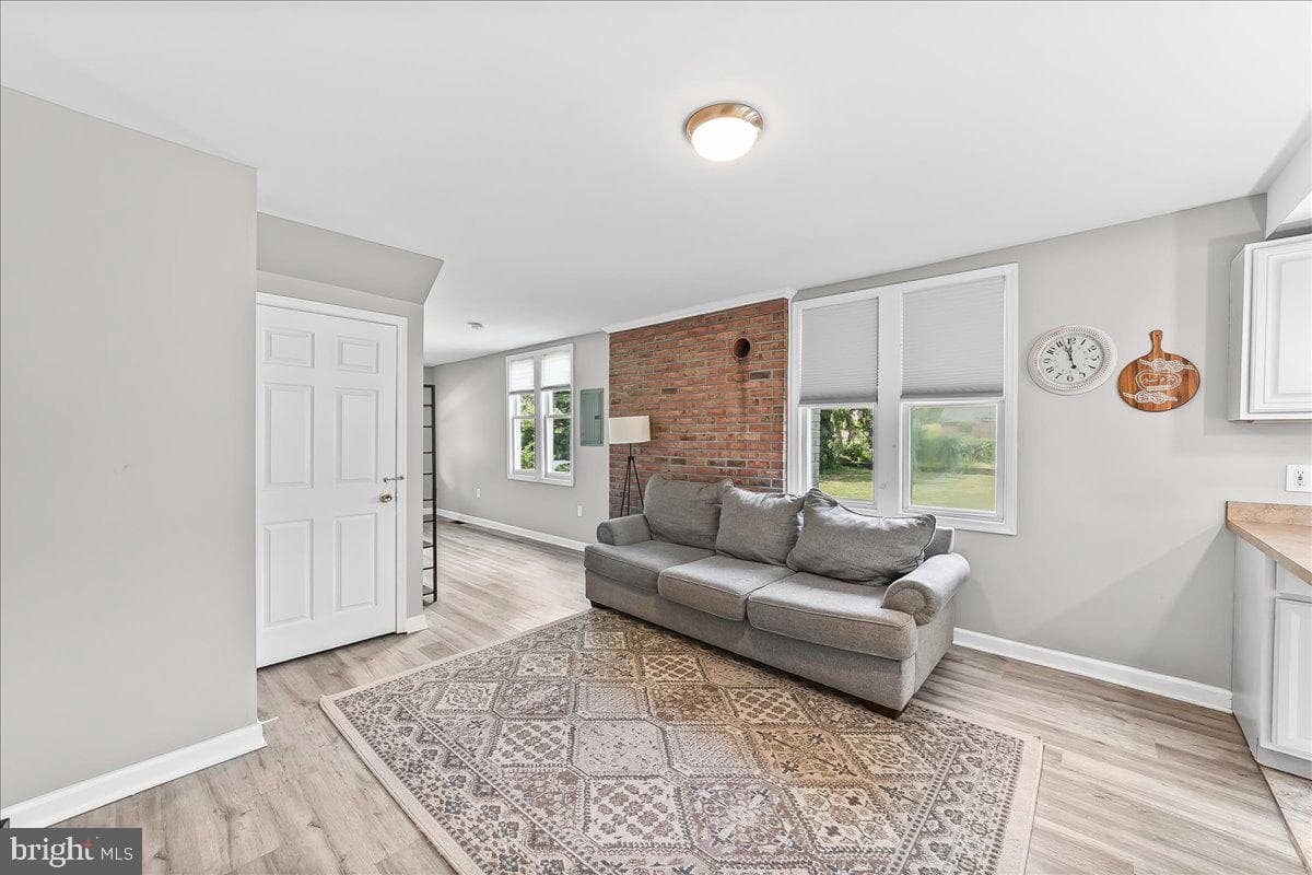 1019 Riverside Drive photo 9