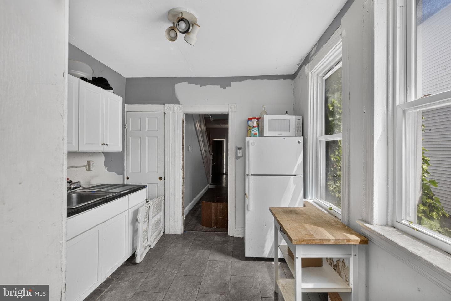 560 Coates Street photo 16