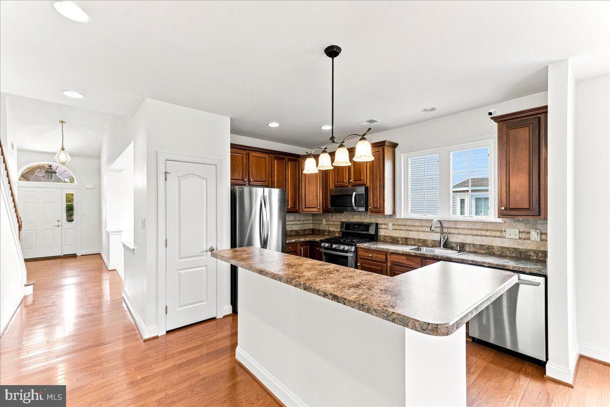 207 Hendrickson Lane photo 9