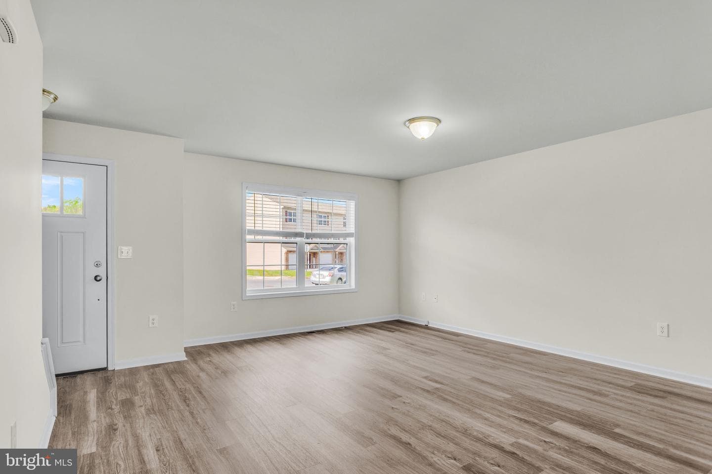 869 Gregs Drive photo 2