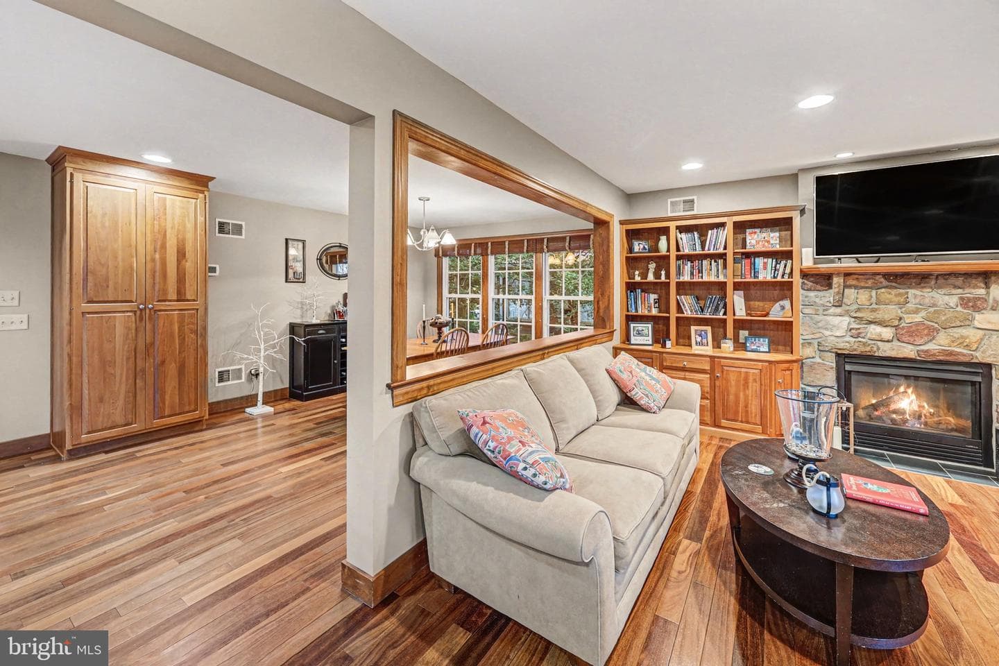 251 Maple Avenue photo 12