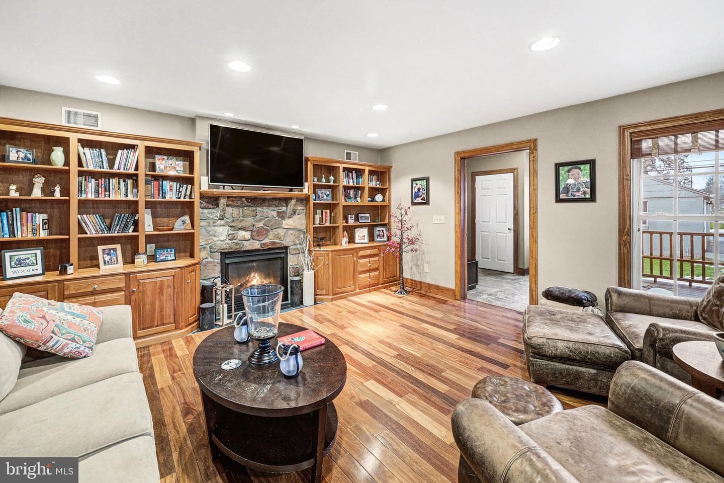 251 Maple Avenue photo 4