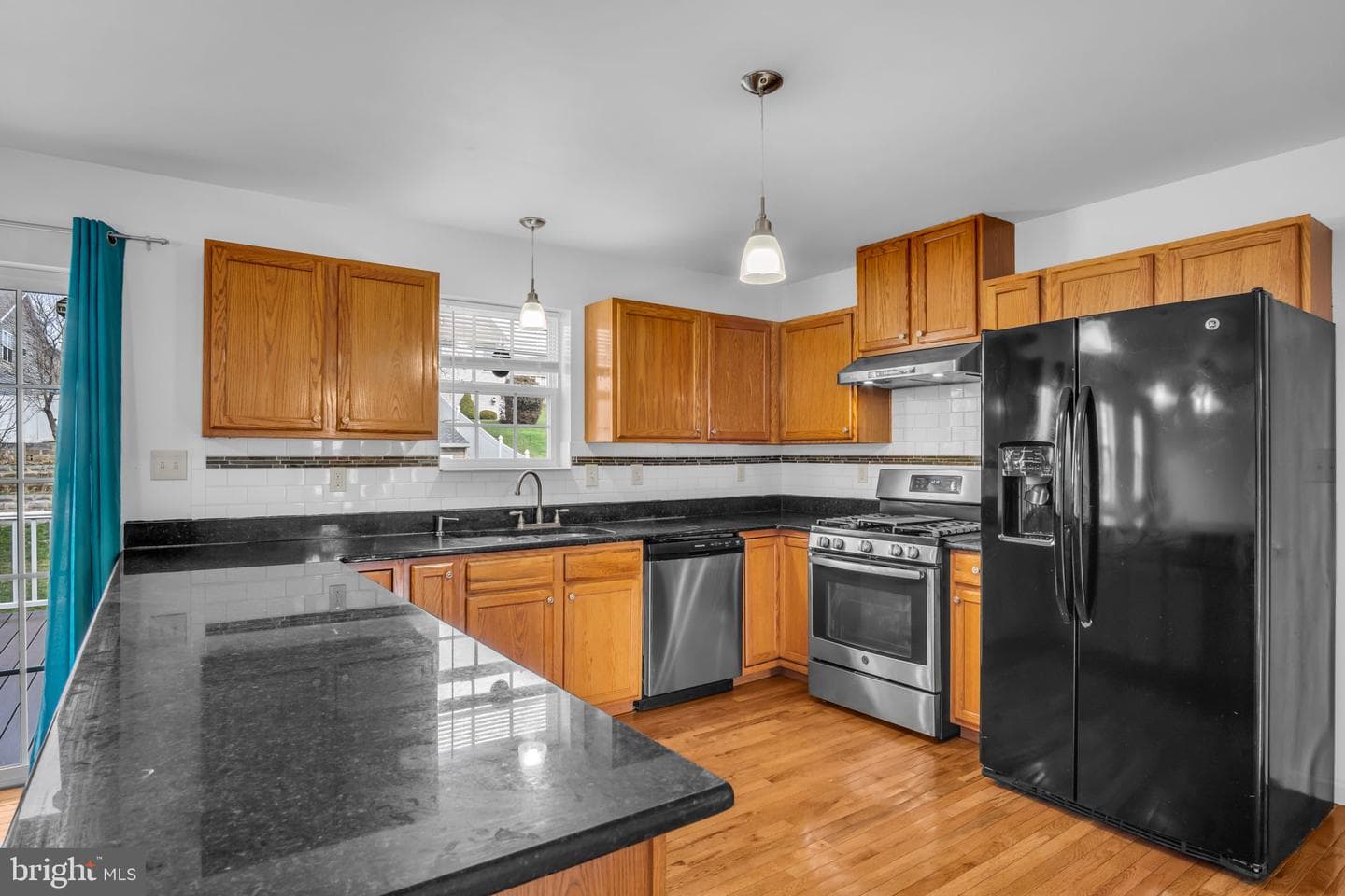 554 Yale Street photo 25
