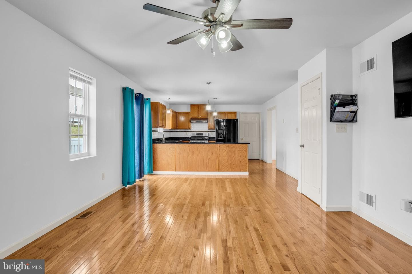 554 Yale Street photo 27