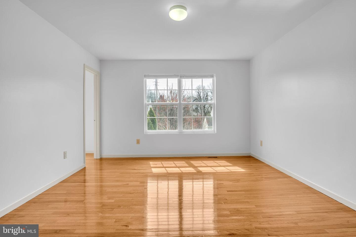 554 Yale Street photo 40