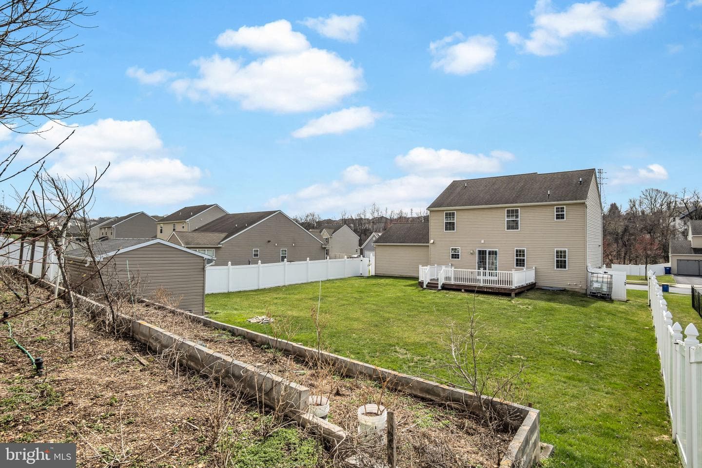 554 Yale Street photo 50