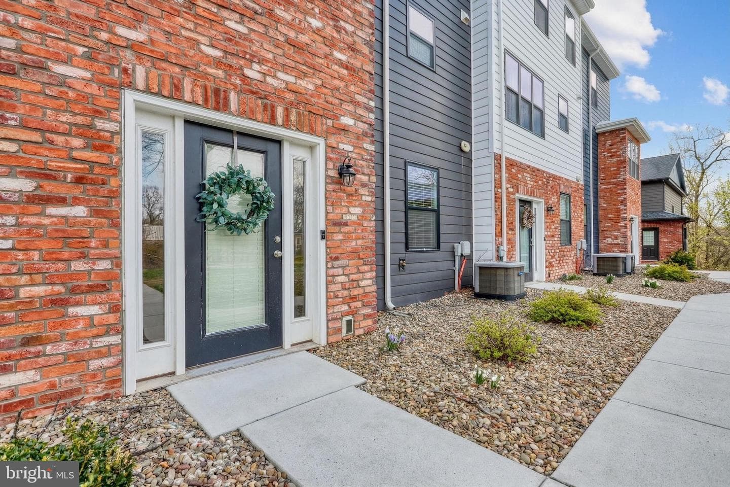 161 High Pointe Drive photo 3